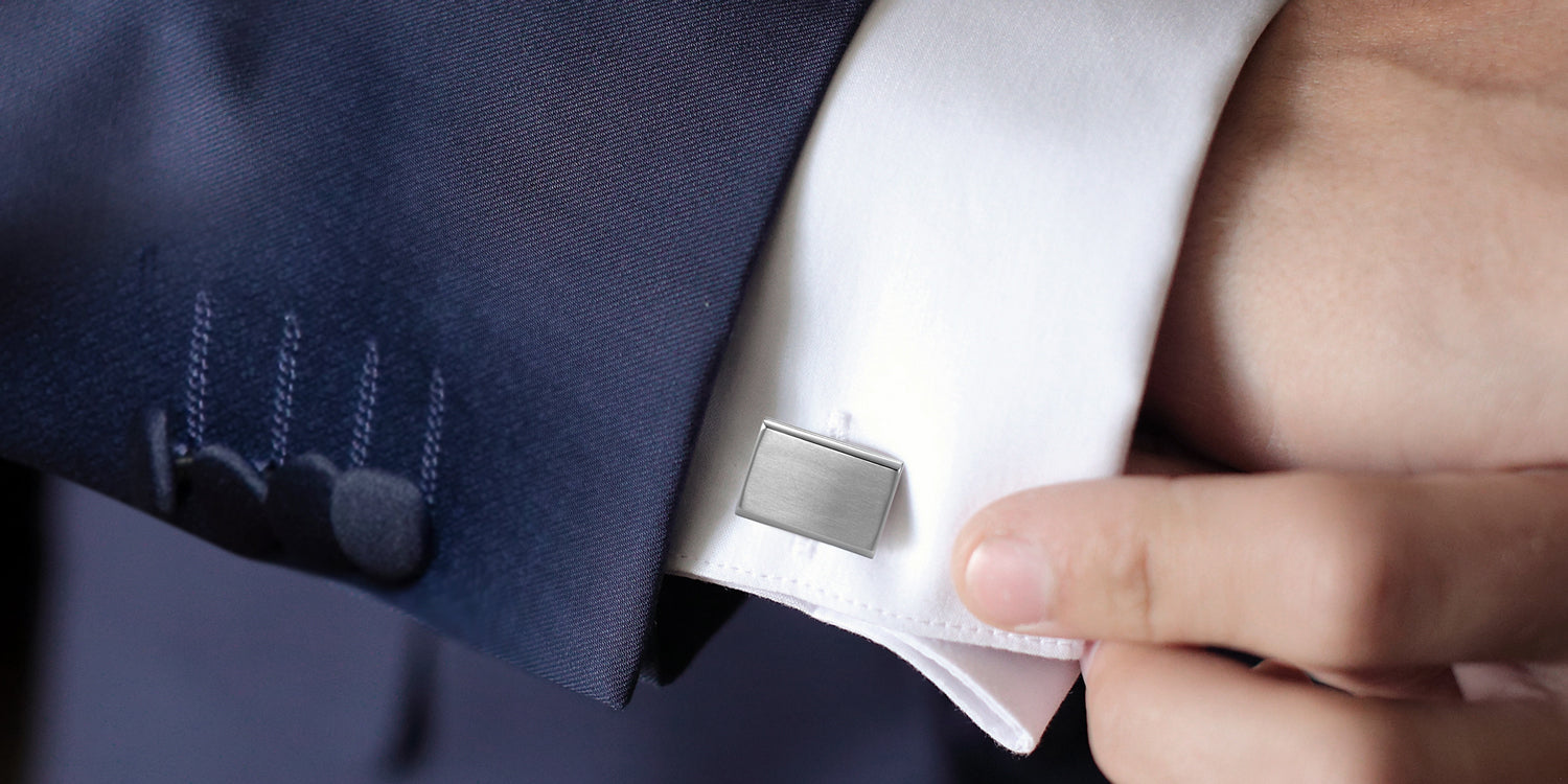 Manschettenknöpfe aus Edelstahl an weißem Herrenhemd, elegantes Herren-Accessoire