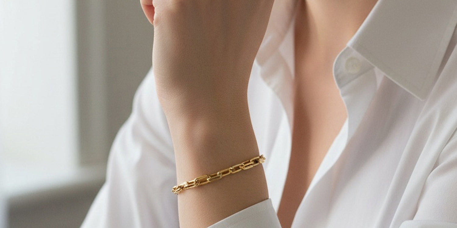 Goldenes Gliederarmband am Handgelenk getragen