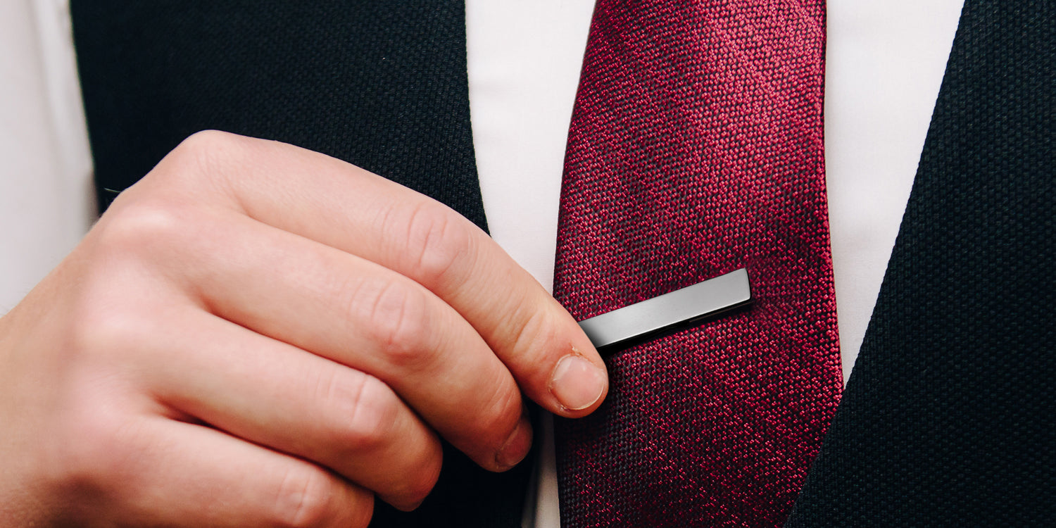 Krawattennadel aus Edelstahl an roter Krawatte, elegantes Herren-Accessoire