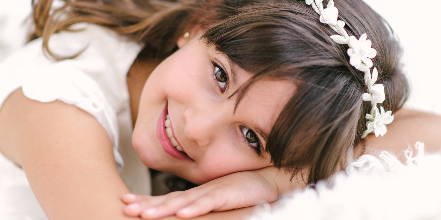 Kind mit zartem weißen Haarschmuck - eleganter Kinderschmuck für besondere Anlässe