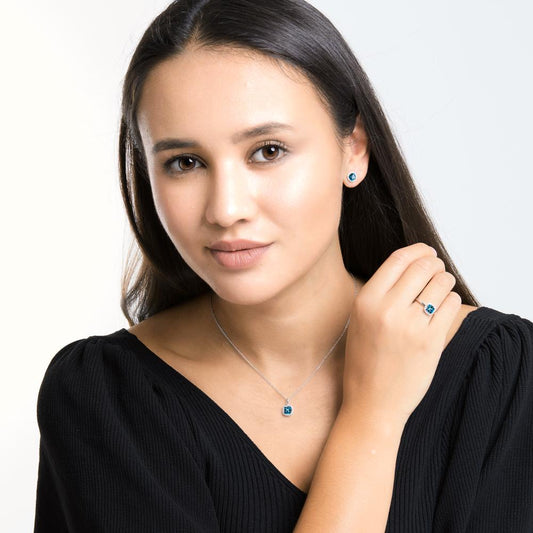 Pendant 18k White Gold London Blue Topaz w-si, Diamond 0.14 ct, 28 Stones, brilliant, w-si